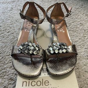 8.5 Nicole silver flats
